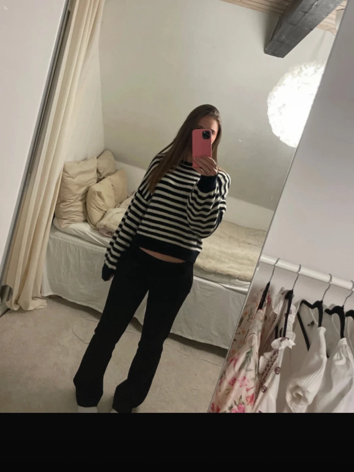 Randig stickad tröja i svart och vitt