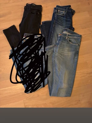 Replay jeans - 1x Replay anbass 1x replay grover 1x Nudie Skinny lin. Obs‼️ Replay grover är uppsydda‼️storlekar W28L34,W31L34, W29 (uppsydda så vet inte exakt Längden)