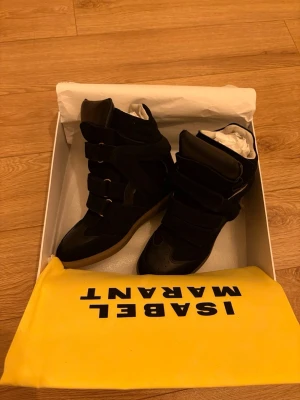 Isabel Marant Bekett Sneakers/strl 38 - Ett par isabel marant i storlek 38, i princip helt nya enabrt testade inomhus och allt följer med inklusive dustbag etc. Kvitto finns och jag kan frakta den men även mötas