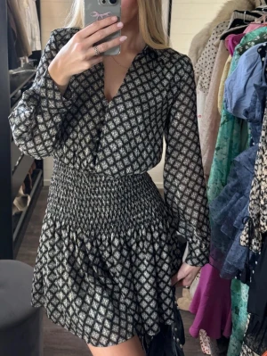 Zara klänning  - Kort Zara klänning i svart med guldiga detaljer!