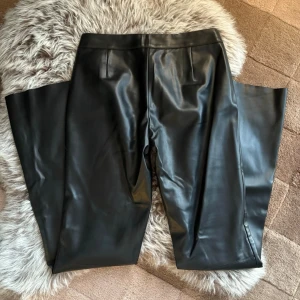 Skinnbyxor - Snygga svarta skinnbyxor