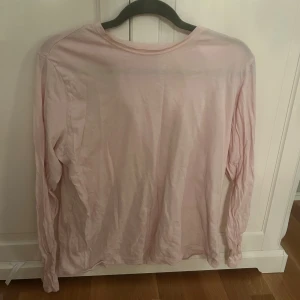 Ljusrosa långärmad tröja - En basic ljusrosa långärmad tröja i bomull. Den är L men vid armarna är den som S (tycker jag)