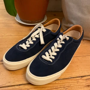  Last Resort AB sneakers - Oanvända mörkblå sneakers från Last Resort AB. Ovandelen är i mocka med ljusbrun insida och klassisk rund tå. Märkets logga syns på innersulan och plösen. Storlek 44/10.5