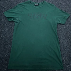 Armani(EA7) T-Shirt Grön - Plagg:EA7 T-Shirt Storlek:L Nypris:999 Mitt pris:199 Skick:9/10 Tvättat Fåtal Gånger Märke/Brand:Armani(EA7) Färg:Grön Passform:L Passar M Övrigt:Tvättad Ett Fåtal Gånger,Inga Defekter  Fraktar Inom 24 h📦 Skriv Vid Minsta Lilla Intresse😃 
