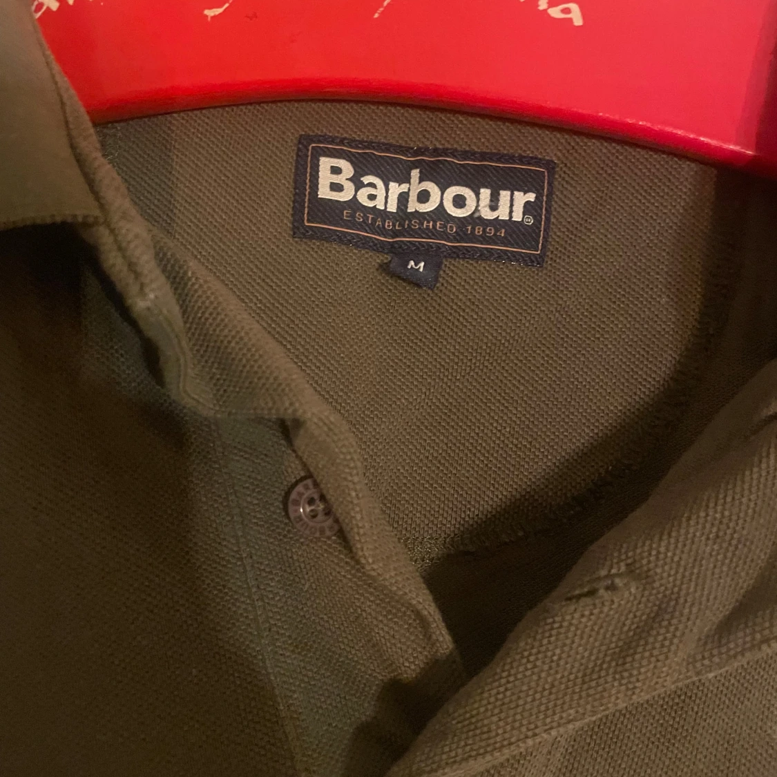 Olivgrön pikétröja från Barbour - 1