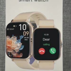 Smart Watch - Elegant smartklocka# med stor färgskärm, stegräknare, samtalsfunktion och aktivitetsmätning. Beige silikonarmband# och modern design. Perfekt för träning och vardag#. helt ny# ut utan synligt slitage eller defekter.