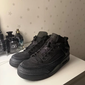 Svarta Nike Air Jordan sneakers - Säljer ett par helsvarta Nike Air Jordan!! 