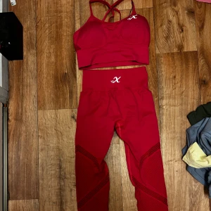 Rosa xshapes - Snygga rosa träningstights +topp från X med hög midja och meshdetaljer på benen. Tightsen har en tight passform och är perfekta för gymmet eller löpning. Materialet är stretchigt och andas bra, vilket gör dem riktigt bekväma under träningen.