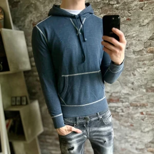 Ralph Lauren Hoodie - Mycket fint skick, lite tråd har lossnat på luvan men annars inget! Storlek 48/S passar dig som är mellan 173-183cm ungefär. Nypris ca 2000kr. Modellen är 185 cm, 79 kg. Passar bra nu till vintern. Skriv för mer information!🤝