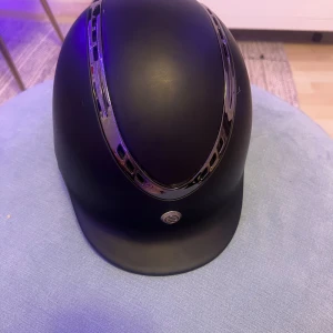 Svart ridhjälm från Pandus, S - Säljer nu min fina svarta ridhjälm med mips säkerhet vilken är den bästa💗säljer då jag slutat i ridning, har inga märken eller liknande, skyddar super bra, nypris 2700kr