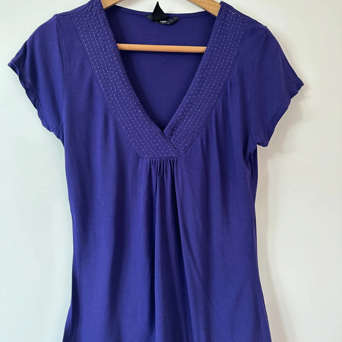 Lila v-ringad topp från H&M