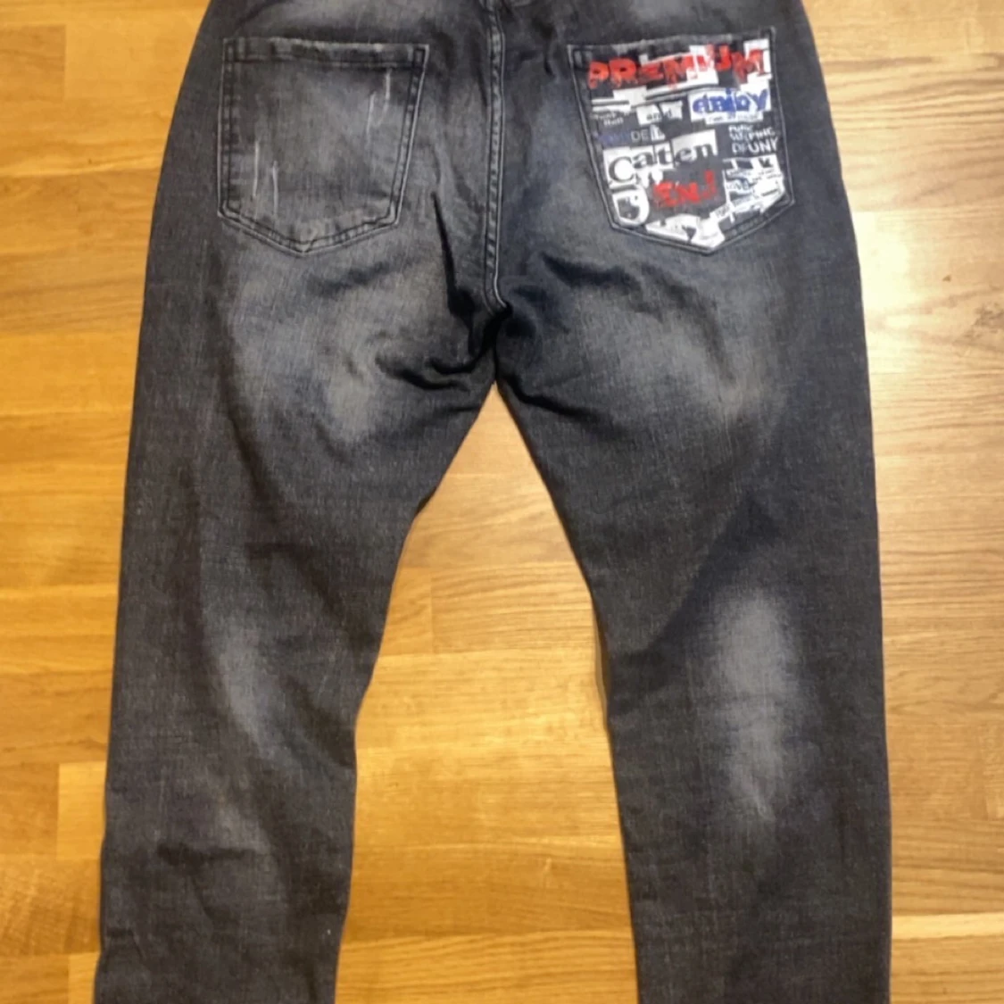 Svarta jeans med tryck och färgstänk - 1