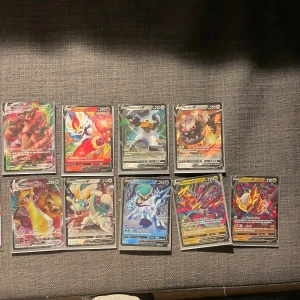 Pokémon V och VMAX kortsamling - En färgstark samling av Pokémon V och VMAX-kort, perfekt för samlare och fans! Här hittar du populära Pokémon som Mewtwo, Giratina, Calyrex, Cinderace och fler. Korten är i fint skick och redo att ta din samling eller ditt spelande till nästa nivå.