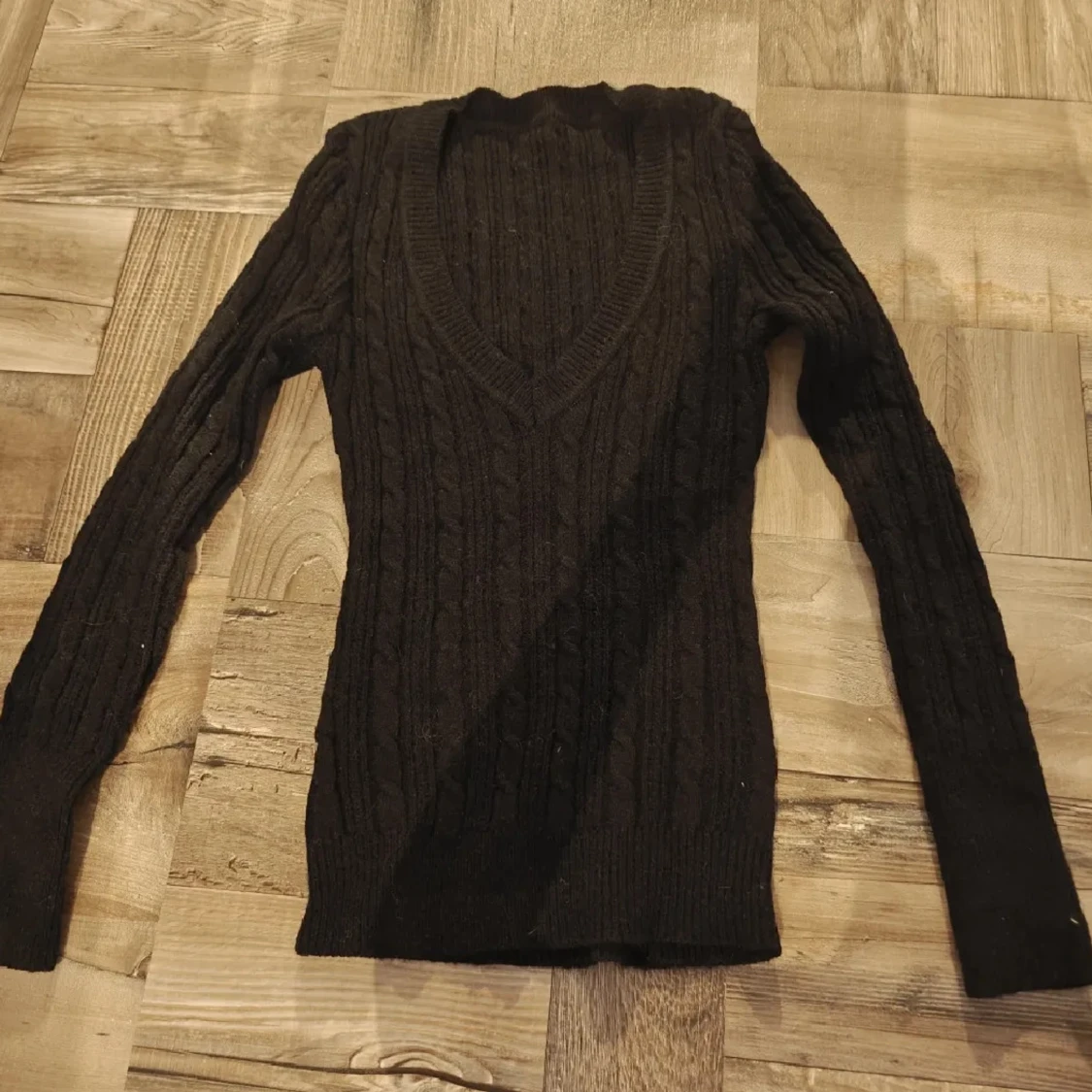 Svart stickad v-ringad tröja - 1