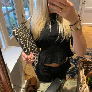 Svart tröja  - Din topp från Gina som passar till allt.