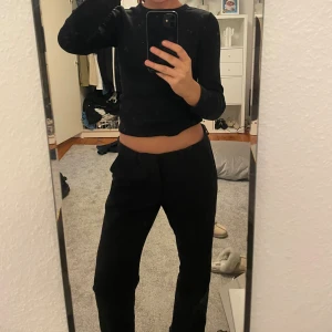 Svarta low kostymbyxor  - Säljer ett par kostymbyxor som är för stora för mig, low waist och straight, passar dig som är en M eller en S om du vill ha lite mer chill, bra i längd (är 173)
