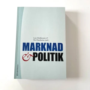 Marknad & Politik - Boken 'Marknad & Politik' är skriven av Lars Hultkrantz och Pär Österholm. Boken är tryckt av Studentlitteratur och är en kursbok inom ekonomi och samhällsvetenskap. Nypris 439kr.