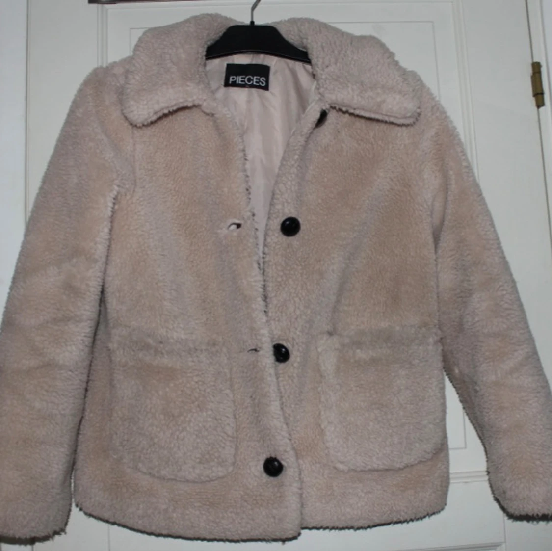 Beige teddyjacka från Pieces XS