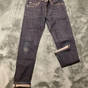 Selvedge Jeans A.P.C - Ställer selvedge jeans från APC. Väldigt fina och bra kvalité. Inga hål eller liknade. Fades har precis börja komma in och har sjuk potential! Storlek 29.