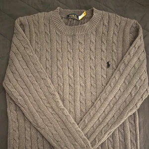 Grå stickad tröja Polo Ralph Lauren - Grå stickad tröja från Polo Ralph Lauren, jätte skön och varm, perfekt för hösten och vintern. Kom dm för frågor och mer bilder !