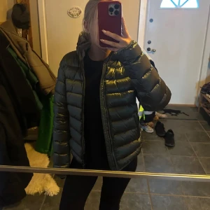 En mörk grön glansig colmar jacka  - Säljer en mörk grön dunjacka från colmar. Den är helt perfekt nu till höst och vinter men också på våren. Den är inga sakdor och är bara använda ett par fåtal gånger. Ser ut som helt ny. Den har en super fin grön och glansig färg som är inne😍😍Storlekn är S och sitter väldigt bra på mig som är ungefär 170❤️Den är absolut inte för stor eller för liten. Priset är inte helt satt så kontakta så kan priset diskuteras 