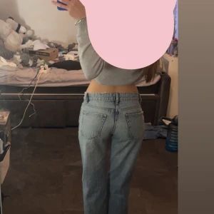 Ljusblå raka jeans från zara - Säljer ett par ljusblå jeans med rak passform och låg midja. Klassisk femficksmodell i mjukt denimtyg, perfekta för en chill och avslappnad look. Snygga att styla med crop top eller hoodie.