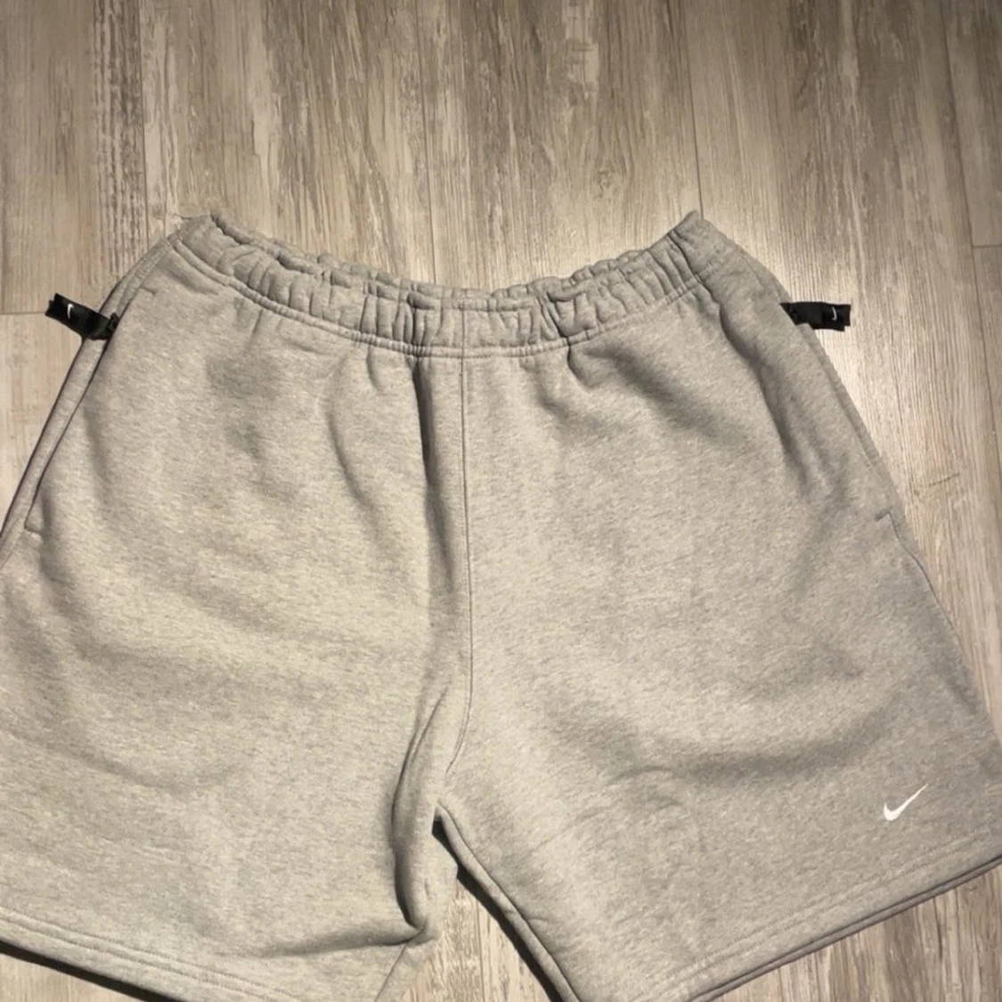 Grå fleece-shorts från Nike
