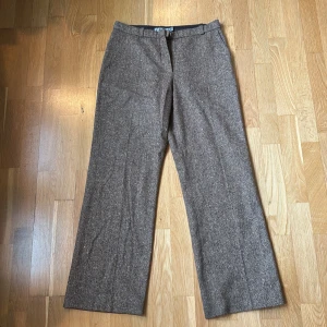 brun-melerade kostymbyxor  - superfina brun-melerade kostymbyxor!! Dom är uppsydda men kan läggas ner för längre ben!!