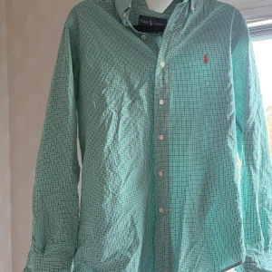 Ralph lauren skjorta - Säljer min feta Ralph lauren skjorta då den ligger och samlar damm. Väldigt fin färg på den samt att det inte finns några skador av något slag. Det är bara att höra av sig om det finns funderingar🙂