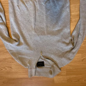 Grå half zip tröja från Jack & Jones - Grå half zip från Jack&Jones som är i lite tjockare tyg