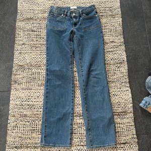 Blå straight jeans från Abrand Jeans - Blå jeans från Abrand Jeans med raka ben och femficksdesign. Jeansen har låg-medem midja och normal i passform. Vet inte exakt storlek så här är måtten❣️midja: 35  höft: 40/41   innerben: 78