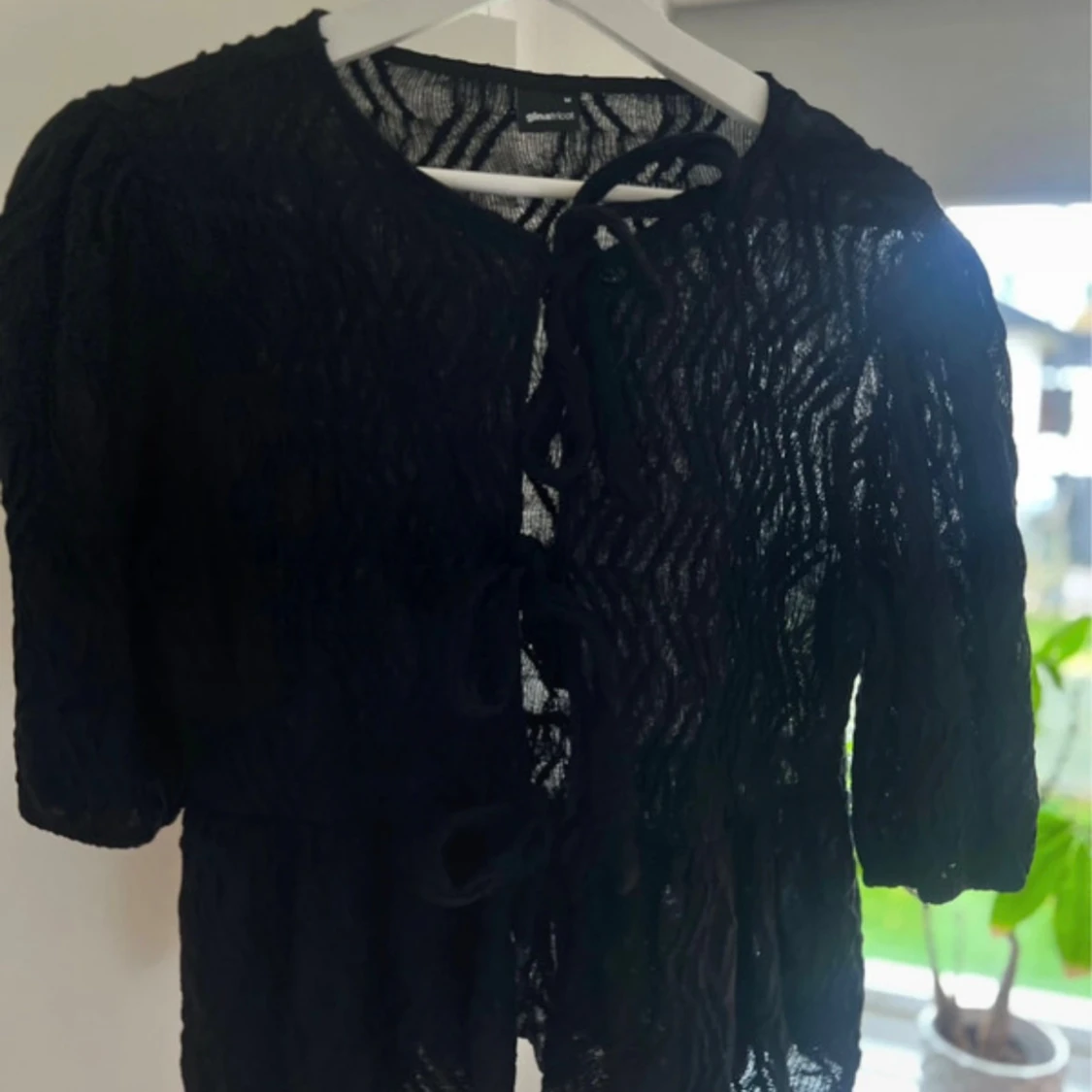 Svart blus med snörning från Glamorous