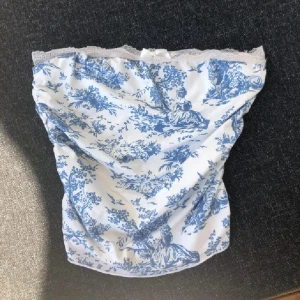 Vit och blå kortkjol med spetskant - Paxad åt en tjej✨