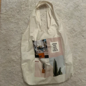 Vit linneväska/ tygväska med tryck - En vit linneväska/tygväska /strandväska