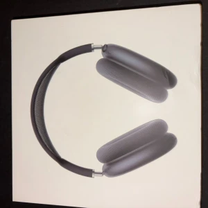 AirPods Max - Apple AirPods Max i svart färg, komplett med originalförpackning och tillbehör. Hörlurarna är i fint skick med minimalt slitage, och erbjuder aktiv brusreducering, hög ljudkvalitet och bekväm passform. Perfekt för musik, film och samtal. Levereras med skyddsfodral.