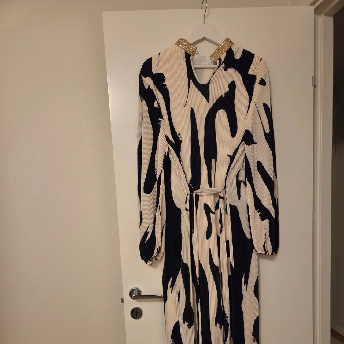 Långklänning med svartvitt mönster & guldkrage - 1