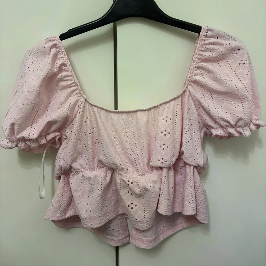 Ljusrosa blus med knyt och volang - 1