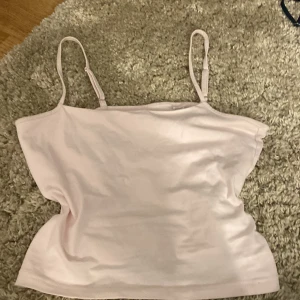 Ljusrosa linnetopp från 157 - Säljer en ljusrosa linnetopp från 157 i storlek M. Toppen har smala justerbara axelband och är tillverkad i mjuk bomull. 