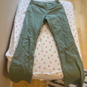 Gröna jeans!  - Gröna snygga bootcut jeans som tyvärr blivit lite för korta för mig som är 160:( dom är köpta på Vinted men jag tycker inte att dom verkade använda när jag fick dom och jag har knappt använt dom då dom var nästan försmå när jag fick dom🩷buda gärna men var trevlig om ni vill få köpa tack🫶från Lindex eller h&m tror jag 