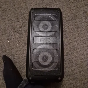 Boombox 100-38109032 - Kraftfull portabel högtalare med dubbla 10W-element och 3.7V 18650-batteri. Utrustad med volymratt, kontrollknappar och bärhandtag. Laddas via 5V/1A. Bra skick, inga synliga defekter eller större slitage. Perfekt för musik på språng.