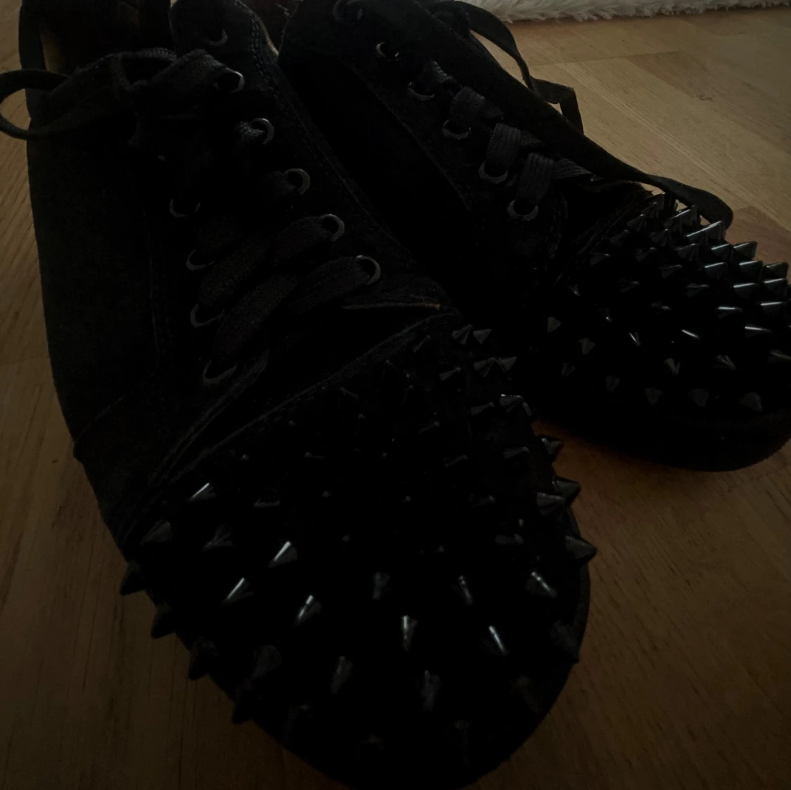 Svarta sneakers med nitar och röd sula - 1