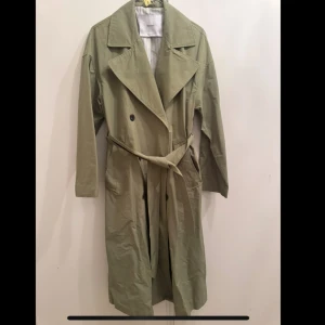 trenchcoat bershka - Grön trenchkoat från bershka med knappar och bälte. Storlek s. 