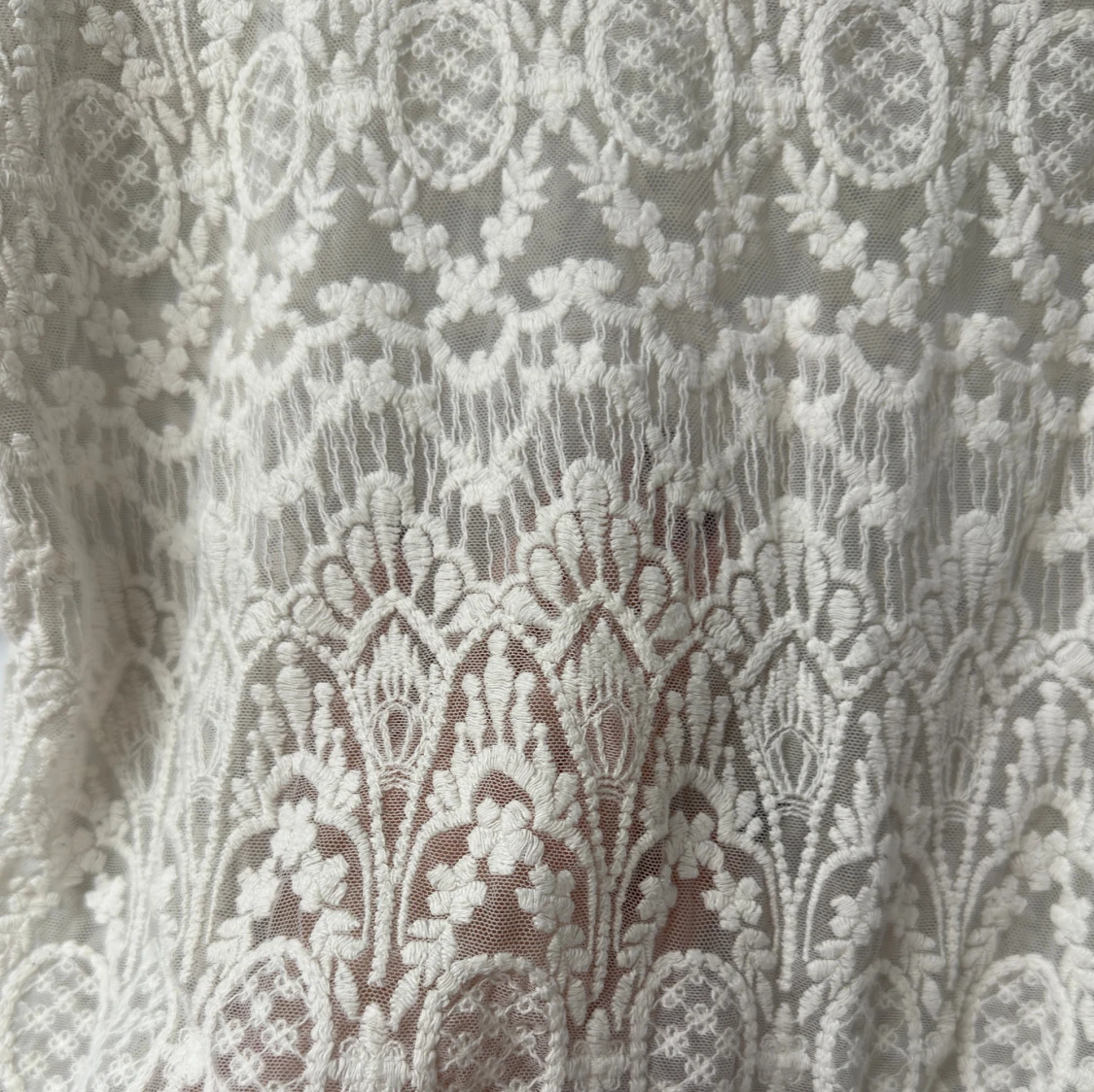 Snygg vit spetsig croppad blus - 3