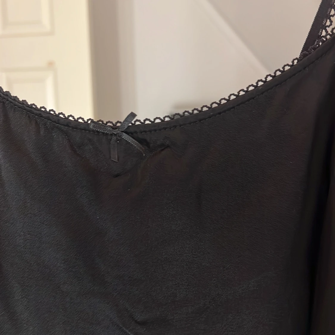 Svart kort sidenklänning med rosett - 1