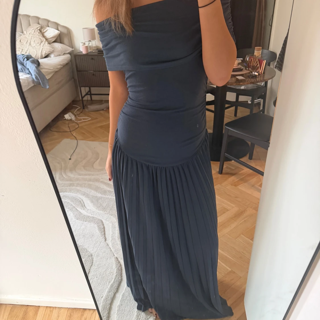 Mörkblå offshoulder långklänning - 1