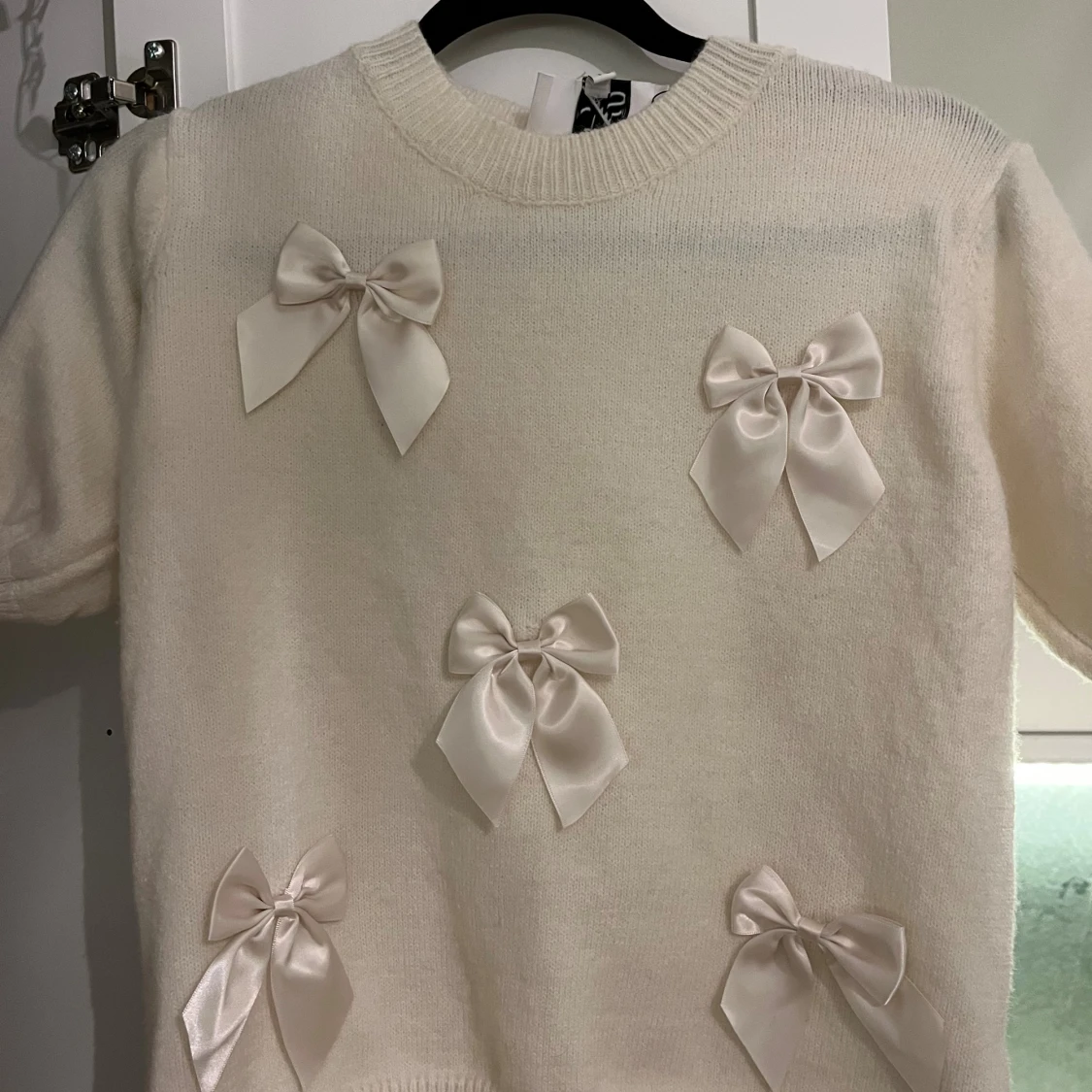 Vit stickad tröja med rosetter från JS - 1