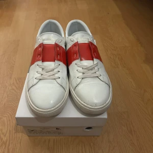 Valentino opens röda  - Säljer dessa as feta valentino opens i jätte bra skick dom är i storlek 42 passar 41. Dom passar in väldigt bra. Skriv gärna vid funderingar och om ni skulle vilja ha mer bilder eller så. Kom gärna med pris förslag🤝