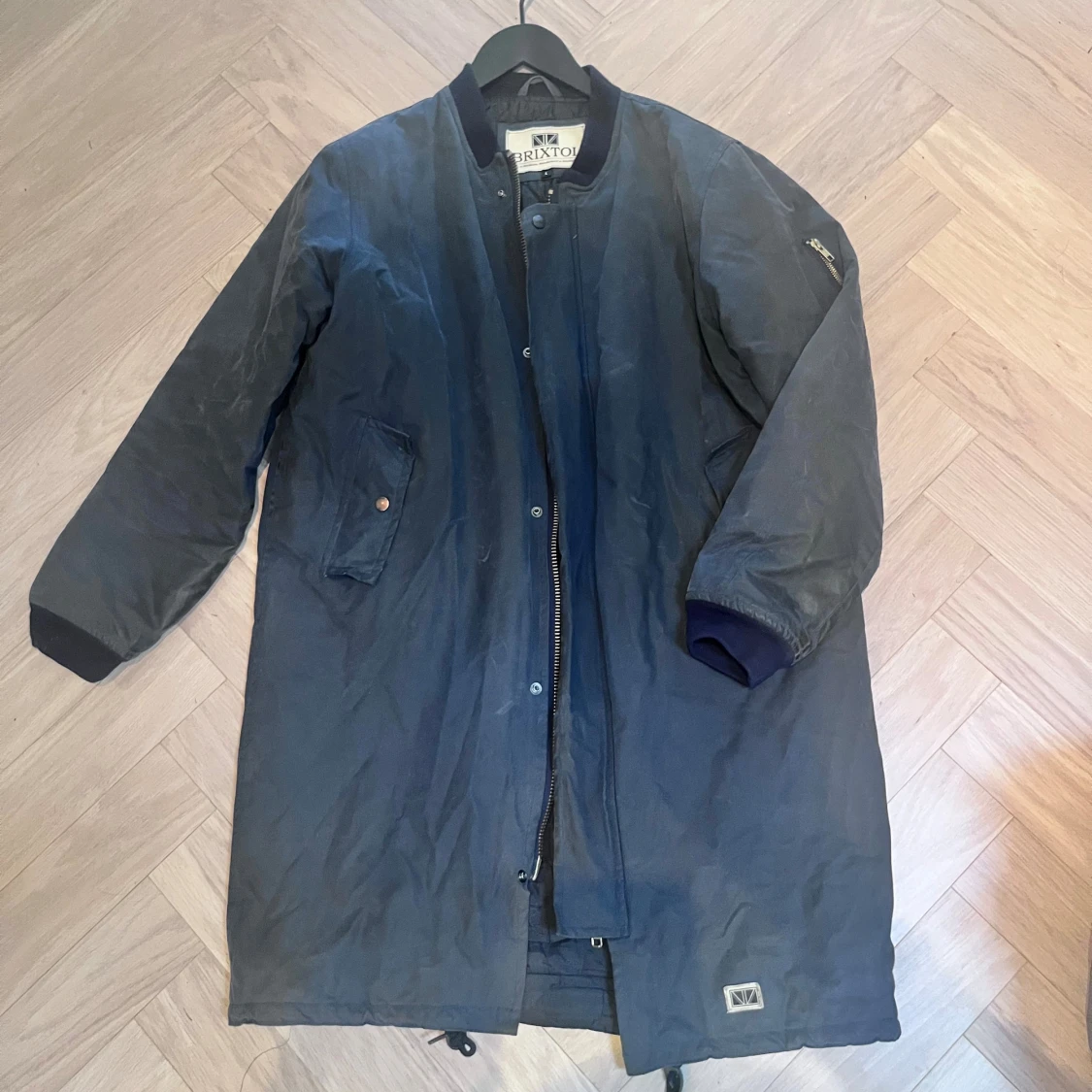 Mörkblå lång bomberjacka Brixtol