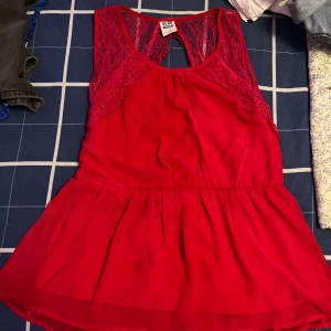 Rosa  topp från Vero Moda - Supersöt rosa topp från Vero Moda med spetsdetaljer på axlar och rygg. 