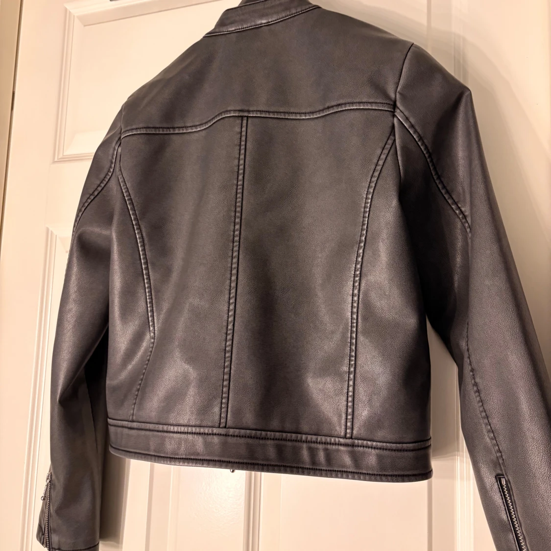 Grå skinnjacka med dragkedjor - 1